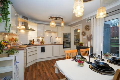 25 Cairneymount Road, Carluke, ML8 4EN