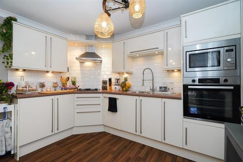 25 Cairneymount Road, Carluke, ML8 4EN