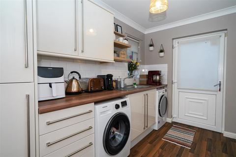 25 Cairneymount Road, Carluke, ML8 4EN