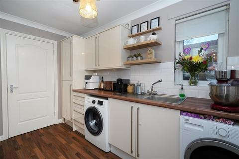 25 Cairneymount Road, Carluke, ML8 4EN