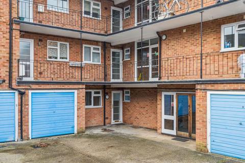 3 bedroom flat for sale, Penn Road, Beaconsfield, HP9