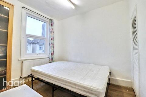 3 bedroom terraced house to rent, Helena Road, London