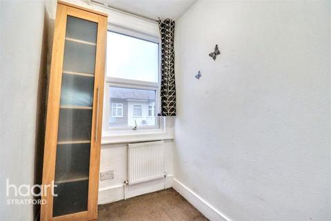 3 bedroom terraced house to rent, Helena Road, London