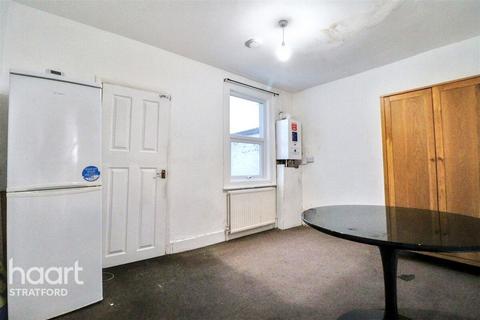 3 bedroom terraced house to rent, Helena Road, London