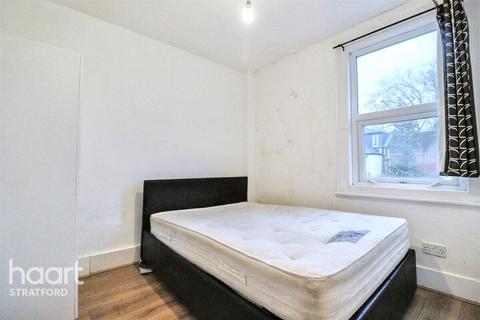 3 bedroom terraced house to rent, Helena Road, London