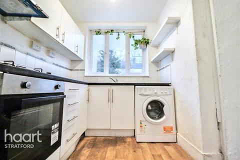 3 bedroom terraced house to rent, Helena Road, London