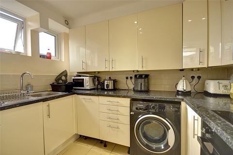 2 bedroom maisonette to rent, Farncombe Street, Godalming, Surrey, GU7