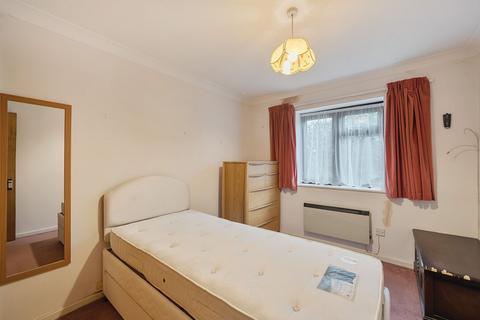 2 bedroom ground floor flat for sale, Huntsgreen Court, Bracknell, RG12