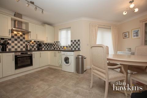 5 Barrow Close, Royal Wootton Bassett, Swindon, SN4 8FE