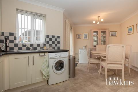 5 Barrow Close, Royal Wootton Bassett, Swindon, SN4 8FE