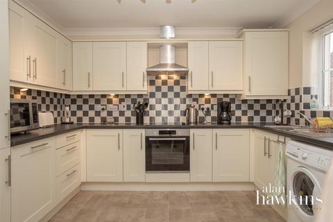 5 Barrow Close, Royal Wootton Bassett, Swindon, SN4 8FE