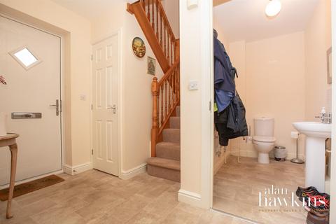 5 Barrow Close, Royal Wootton Bassett, Swindon, SN4 8FE