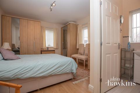 5 Barrow Close, Royal Wootton Bassett, Swindon, SN4 8FE