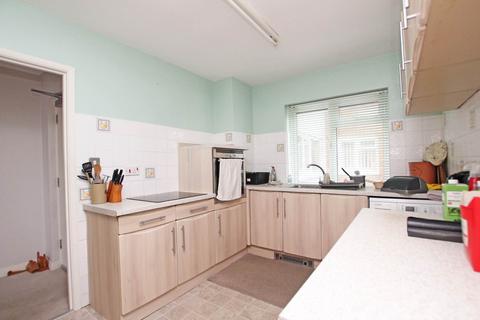 2 bedroom flat for sale, Blackwater Road, Eastbourne, BN21 4JF