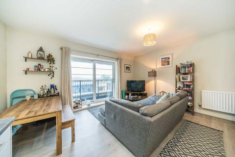 Flat 10, Fairbanks House Samuelson Place, Isleworth, TW7 4FL