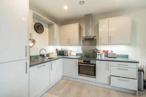 Flat 10, Fairbanks House Samuelson Place, Isleworth, TW7 4FL