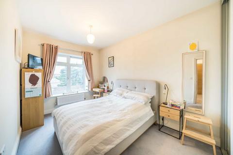 Flat 10, Fairbanks House Samuelson Place, Isleworth, TW7 4FL