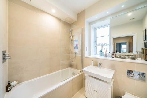 Flat 10, Fairbanks House Samuelson Place, Isleworth, TW7 4FL