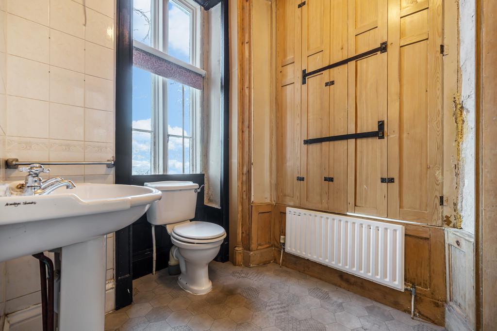 Bedroom 6 Ensuite Bathroom