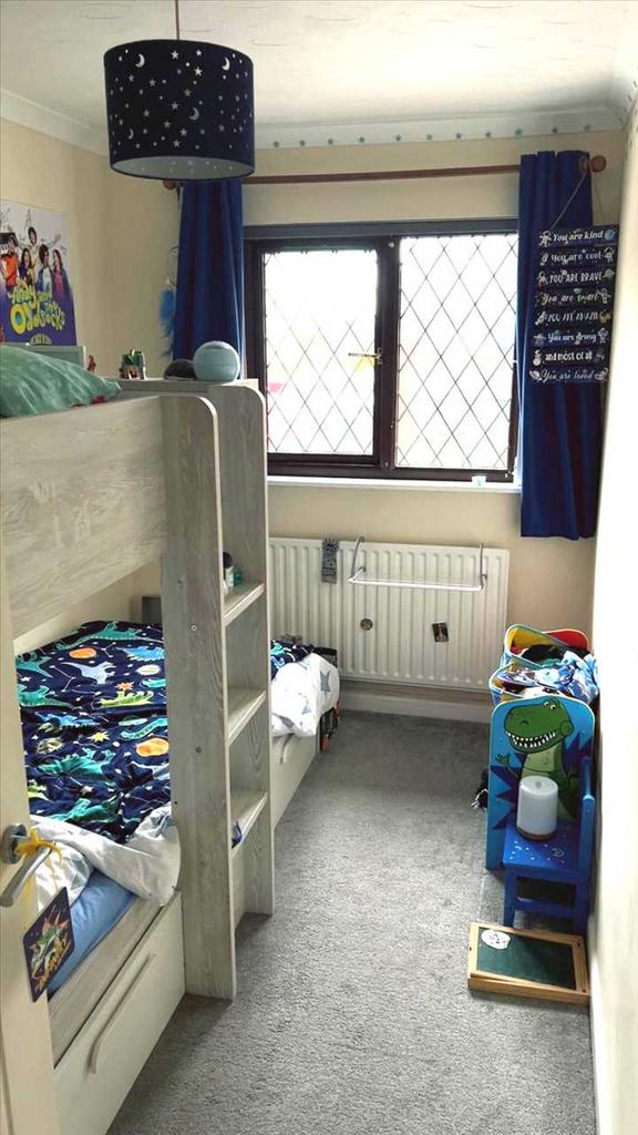 Front bedroom 3 :