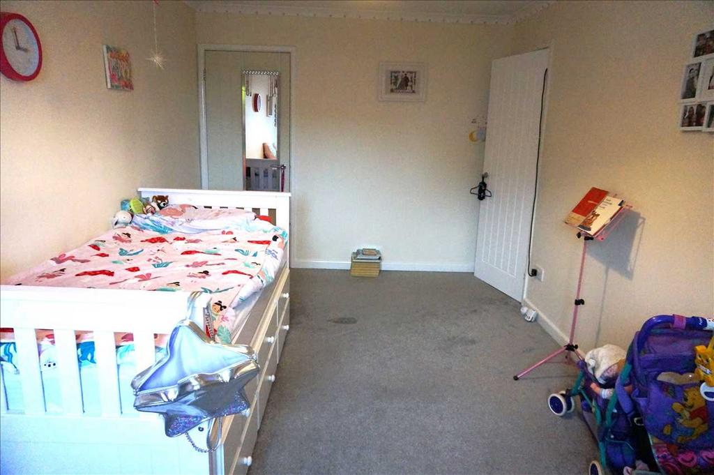 Front bedroom 1 :