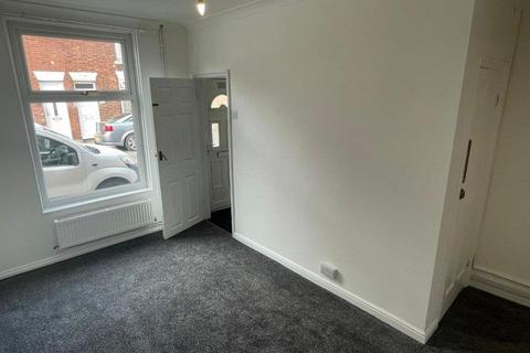 3 bedroom terraced house to rent, Kitchener Road,