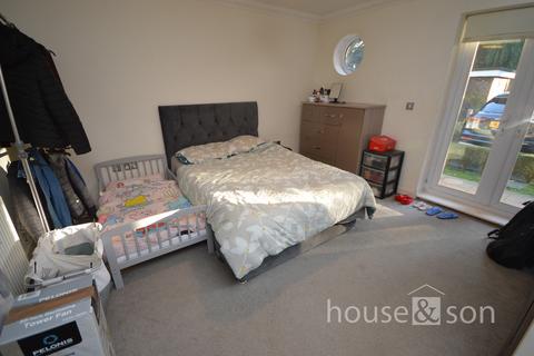 2 bedroom ground floor flat to rent, Queens Park Avenue