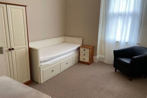 Studio to rent, College Road, Birmingham B13