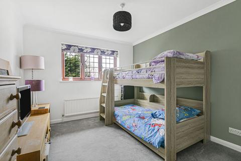 15 Oaklands, Fetcham, Leatherhead, KT22 9BY