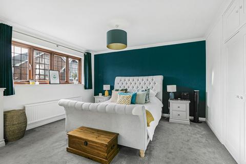 15 Oaklands, Fetcham, Leatherhead, KT22 9BY