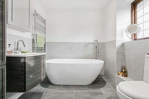 15 Oaklands, Fetcham, Leatherhead, KT22 9BY