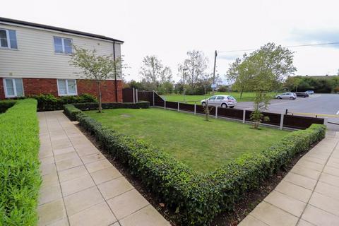 2 bedroom apartment to rent, Richmond Avenue, South Benfleet