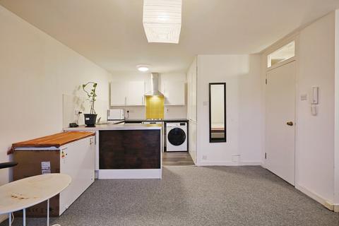 Studio to rent, Balmoral Mews, W12