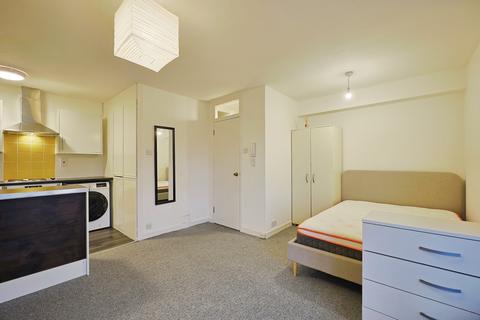 Studio to rent, Balmoral Mews, W12