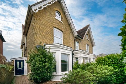 4 bedroom semi-detached house to rent, Mill Hill Road, Cowes