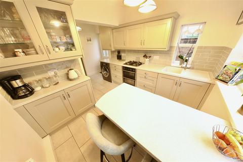 4 bedroom semi-detached house for sale, County Road North, Hull