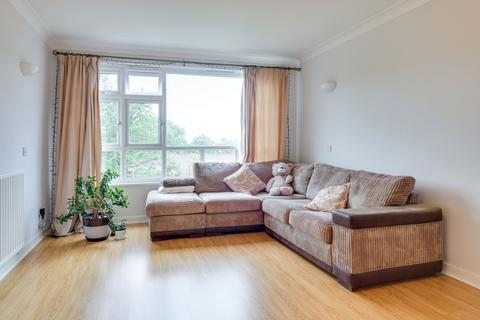 2 bedroom flat to rent, Chesterfield Court, Cranes Park, Surbiton, KT5