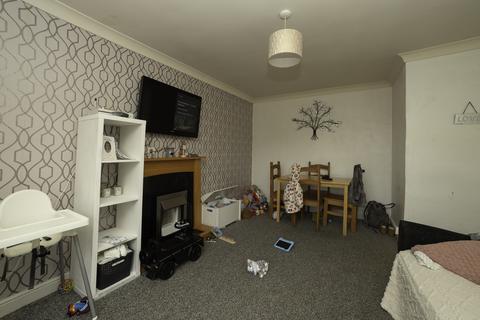 2 bedroom flat for sale, Dean Court, Halifax HX3