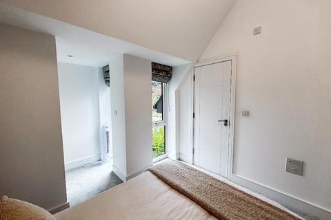Flat 1, 8 Croham Valley Road, South Croydon, CR2 7NA