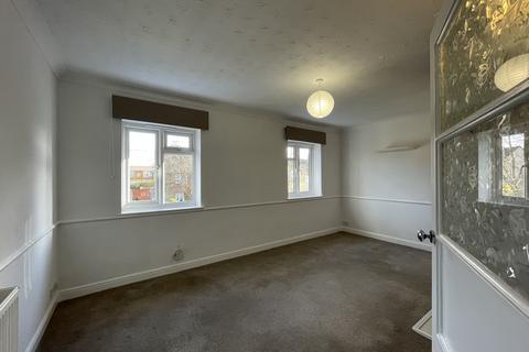 2 bedroom maisonette to rent, Derwent Drive, Burnham