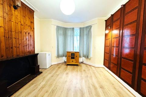 4 bedroom terraced house to rent, Windsor Road, Ilford