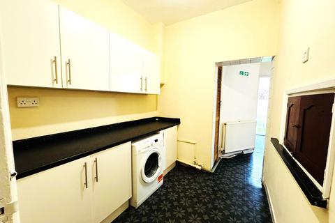 4 bedroom terraced house to rent, Windsor Road, Ilford