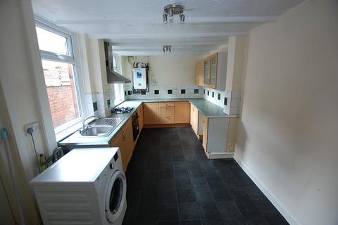 3 bedroom terraced house to rent, Mansfield Street, Greater Manchester OL7