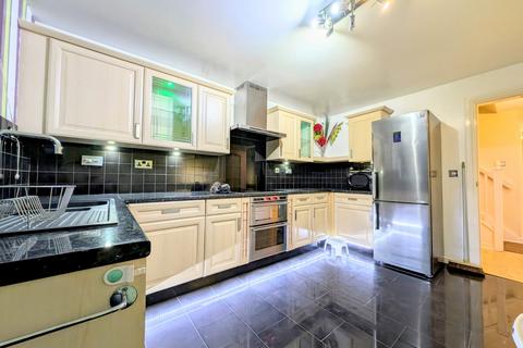 4 bedroom detached house to rent, Chilver Drive, West Yorkshire BD4