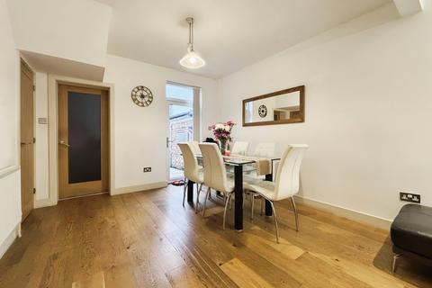 2 bedroom terraced house for sale, Woodside Road, London E13