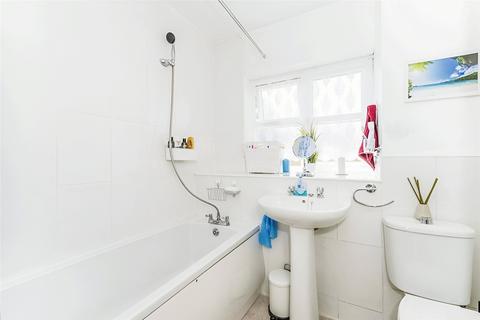 16 Hadleigh Drive, Sutton, SM2 5BF