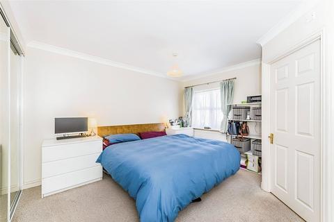 16 Hadleigh Drive, Sutton, SM2 5BF