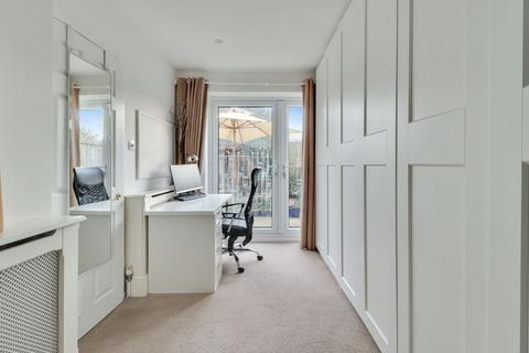 20 Holroyd Road, Claygate, Esher, KT10 0LG