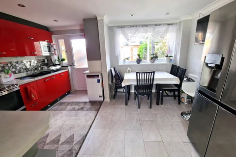 1 bedroom in a house share to rent, Sark Close, Hounslow TW5