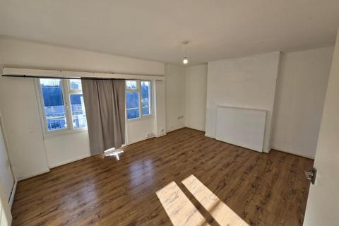 3 bedroom flat to rent, Ashton Road, Enfield